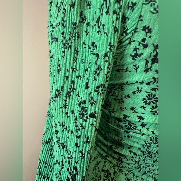 Mango MNG Green Ruffle Long Sleeve Crop Top Green Black XS - Picture 4 of 7